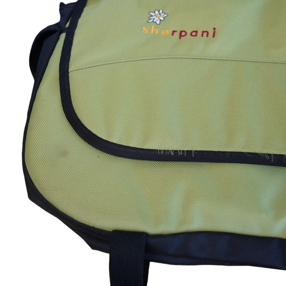 NWOT Sherpani Crossbody Yoga‎ Bag Daisies Green & Black Messenger Bag
